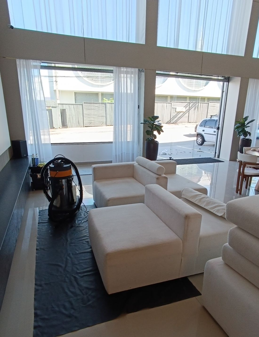Atendimento Hello Clean: higienização de sofás brancos em Campinas